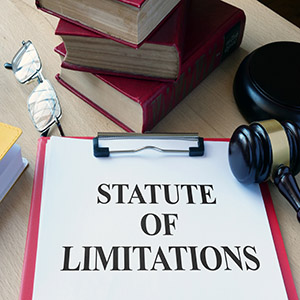 Statute of limitations for credit card debt in Kansas; legal books and gavel on a desk.
